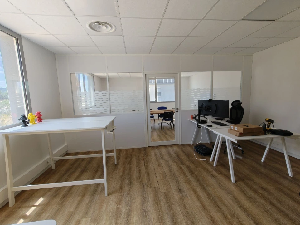 Postes de travail en open space du coworking Porte des Pyrénées, Muret Sud toulousain