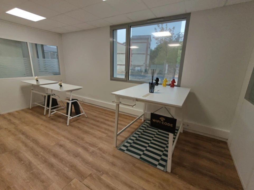 Bureau dédié éclairé par une large fenêtre au coworking Porte des Pyrénées à Muret
